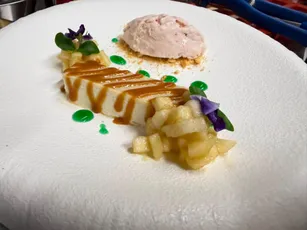 Panna Cotta mit Karamell, Apfelwürfeln und Erdbeereis