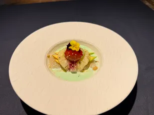 Dessert mit Ananas, Sorbet und Matcha-Sauce