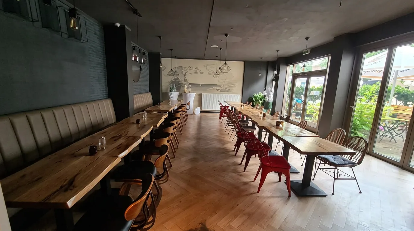 Lounge-Bank aus Leder entlang der Wand, davor eine lange Tafel