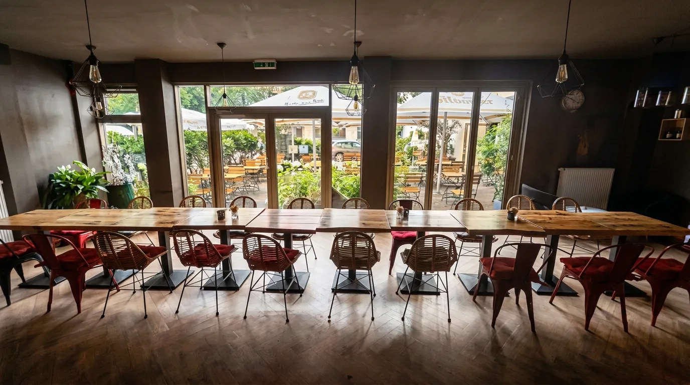 Lange Tafel an der bodentiefen Fensterfront zur Gartenterrasse