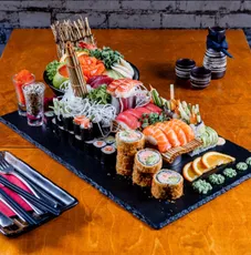 Große Sushi- und Sashimi-Platte auf Holztisch