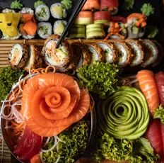 Sushi-Platte von oben mit Lachsrose und Crunchy Rolls