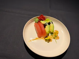 Nigiri mit Thunfisch und Avocado-Roll