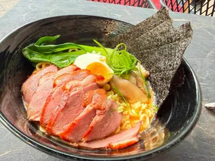 Ramen mit rosa gebratener Entenbrust, Ei und Nori