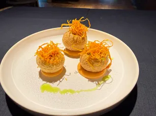 Gefüllte Sesambällchen mit knusprigen Süßkartoffelstreifen