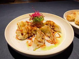 Gyoza mit Teriyaki-Sauce und Sesam