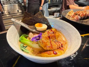 Curry-Ramen mit gebratenem Hähnchen und Pak Choi
