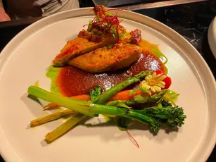 Hähnchenbrust mit Sauce, grünem Spargel und Broccolini